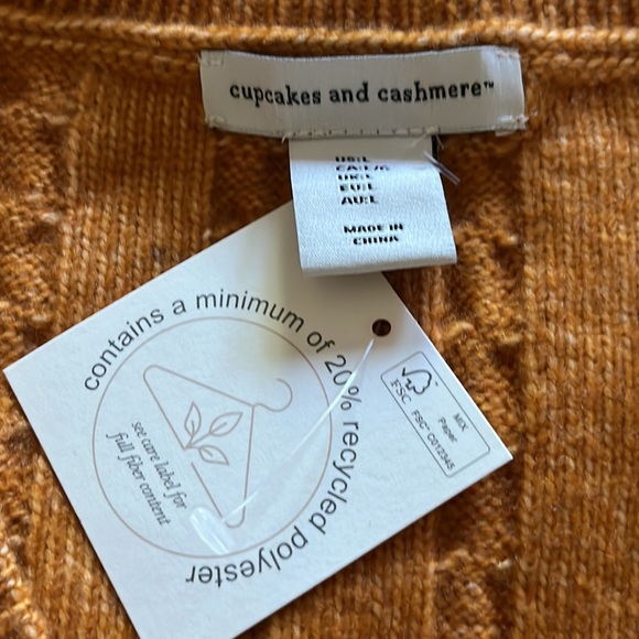 Cupcakes and Cashmere - V neck sweater vest Size: L - Picture 7 of 7